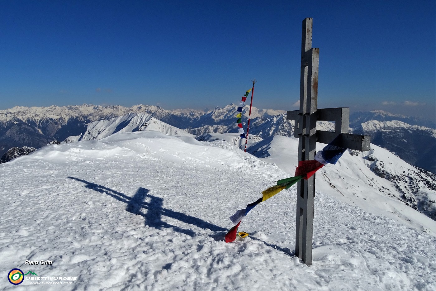 65 Croce del Sodadura con vista in Baciamorti-Aralalta ed oltre.JPG
